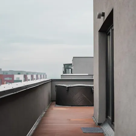 Apartment Skylark - Melbourne Penthouse With Jacuzzi & View