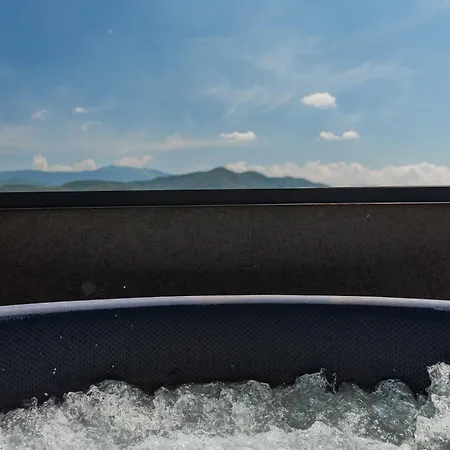 Skylark - Melbourne Penthouse With Jacuzzi & View * Brasov