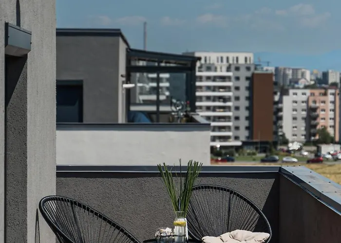 Skylark - Melbourne Penthouse With Jacuzzi & View * Braşov